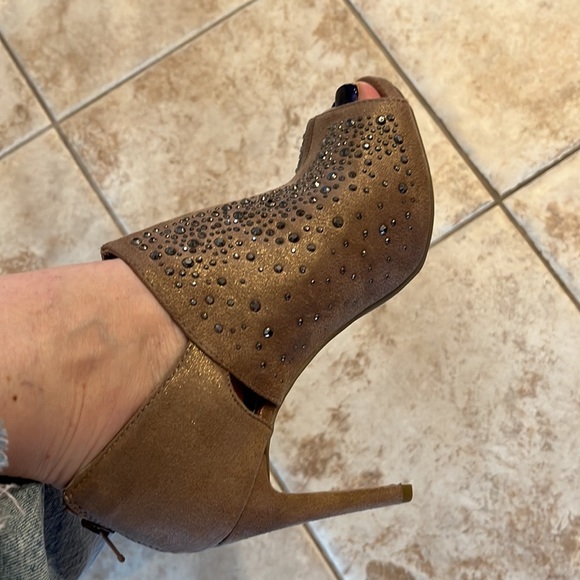 Jennifer Lopez Peep Toe Shoe Booties With Gunmetal Metallic Stones Size 7 1/2 - Picture 12 of 17